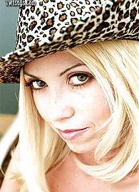 Allysin Chaynes Photo 2