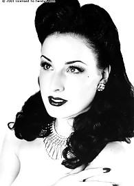 Dita Von Teese Photo 1
