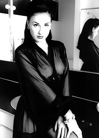 Dita Von Teese Photo 8