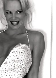 Barbara Moore Photo 9