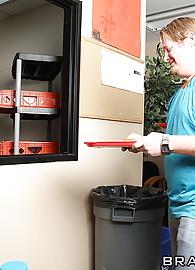 Courtney Cummz Photo 4