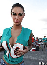 Angelina Valentine Photo 1