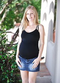 Laya Leighton Photo 1