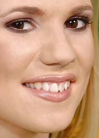 Yasmine Gold Photo 15