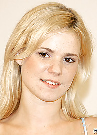 Yasmine Gold Photo 2