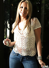 Courtney Cummz Photo 2