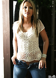 Courtney Cummz Photo 3