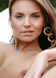 Suzie Carina Photo 9