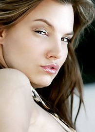 Suzie Carina Photo 6