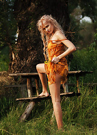 Elisha Cuthbert Photo 2