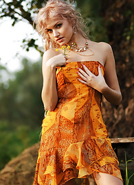 Elisha Cuthbert Photo 3