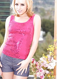 Lexi Belle Photo 1