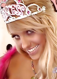 Ember Reigns Photo 5