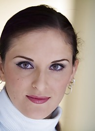 Caroline Pierce Photo 2