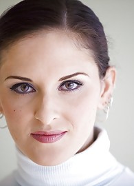 Caroline Pierce Photo 3