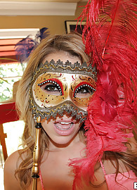 Courtney Cummz Photo 3