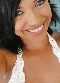 Halie James Photo 14