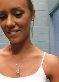 Nicole Aniston Photo 10