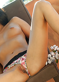 Nikki Daniels Photo 13