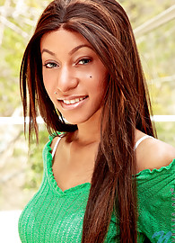 Nadia Nicole Photo 1