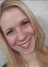 Yasmine Gold Photo 15