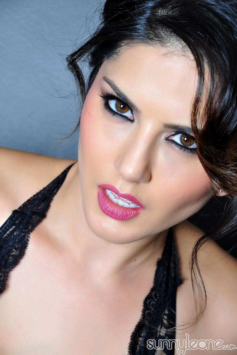 Sunny Leone: Sexy teen girl in wonderful outfit - Babes and Pornstars