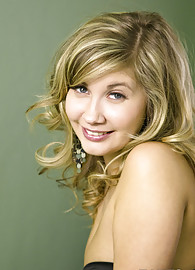 Holly Anderson Photo 6