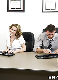 Courtney Cummz Photo 8