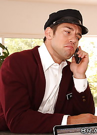 Veronica Avluv Photo 6