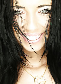 Gina Devine Photo 17