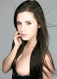 Little Caprice Photo 4