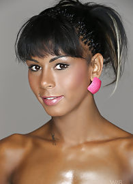 Isabella Chrystin Photo 20