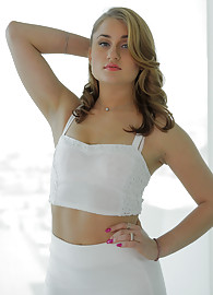 Scarlett Rose Photo 1