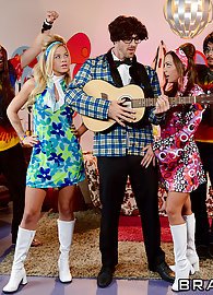 Abigail Mac Photo 15