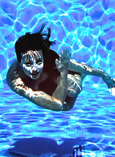 Lorena Garcia takes her bikini off on the balcony and shows us her body in the pool.