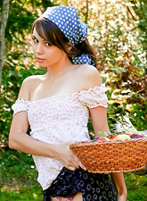 Even when gathering fruits, tireless Ariel Rebel finds time to make hot pictures.