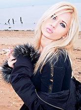 Ann Angel takes her sexy black jacket off outdoors and shows us her breasteas.