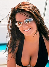 Busty teen hottie Southern Brooke takes off her black bikini and shows her big jugs.